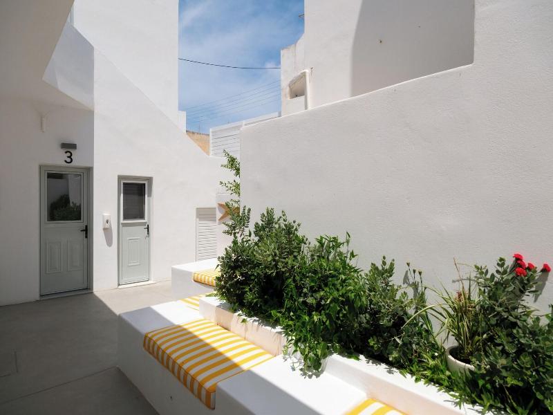 Pelican Paros image