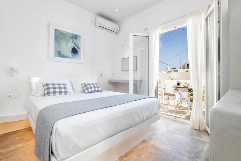 Pelican Paros image