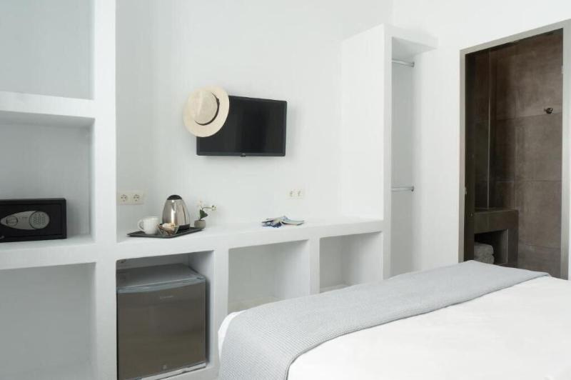 Pelican Paros image