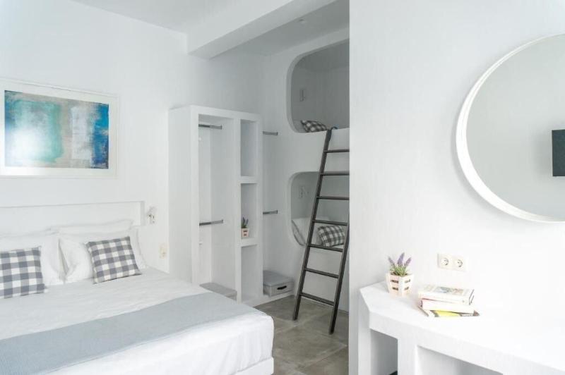 Pelican Paros image