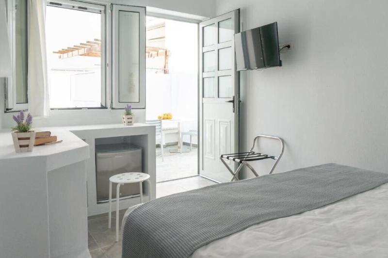 Pelican Paros image