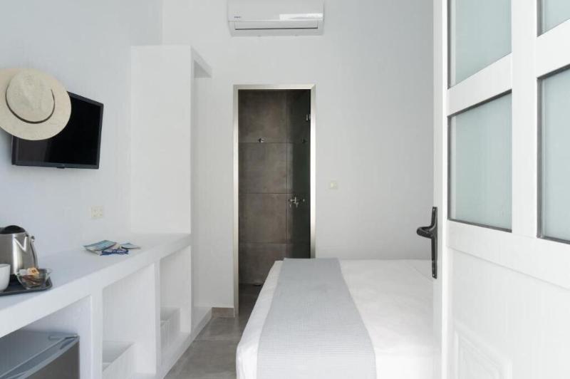 Pelican Paros image