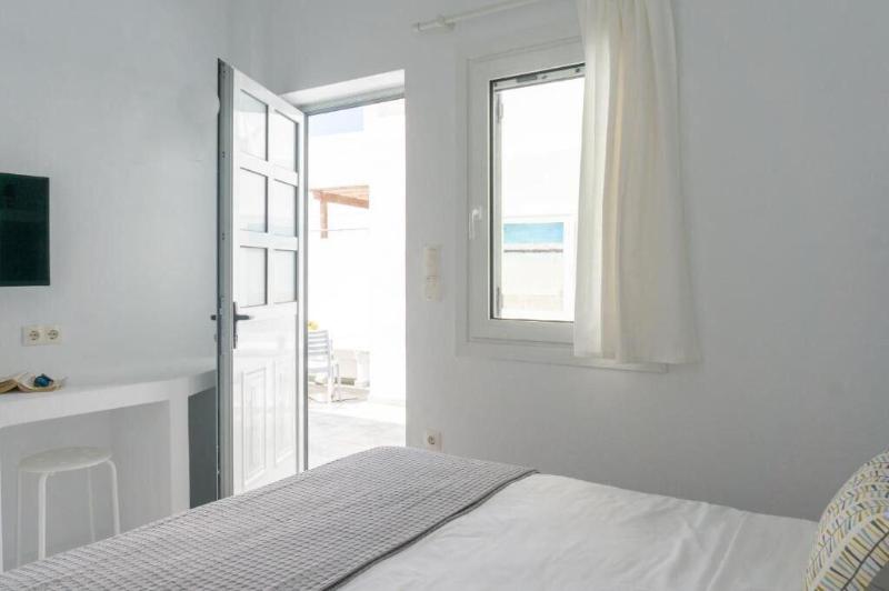 Pelican Paros image
