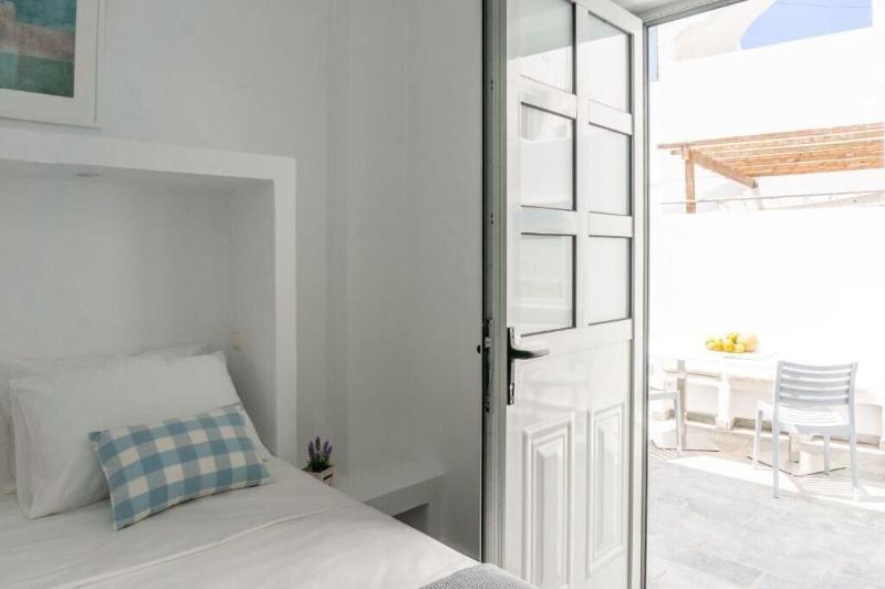 Pelican Paros image