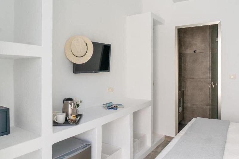 Pelican Paros image