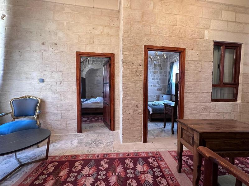 Aryan Otel image
