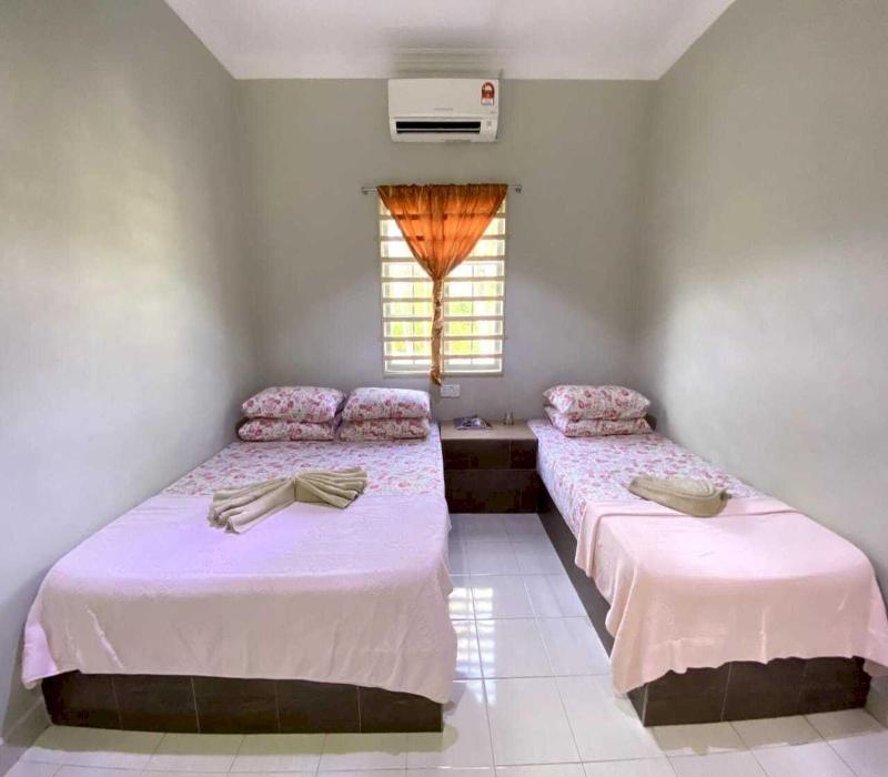 Oyo 91002 D Qamar Motel image