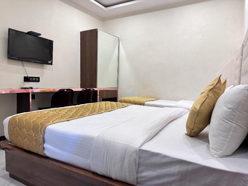 Hotel Airport Crown Near Saki Naka image
