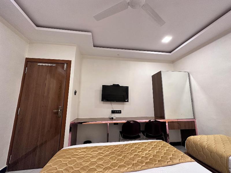 Hotel Airport Crown Near Saki Naka image
