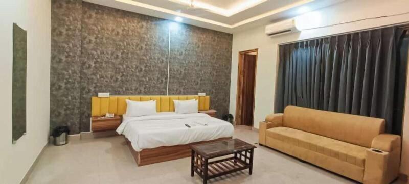 Radiant Blu Hotel image