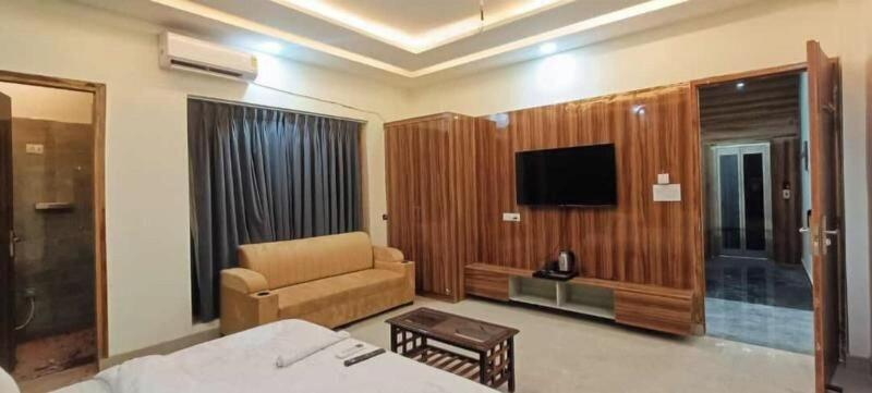 Radiant Blu Hotel image