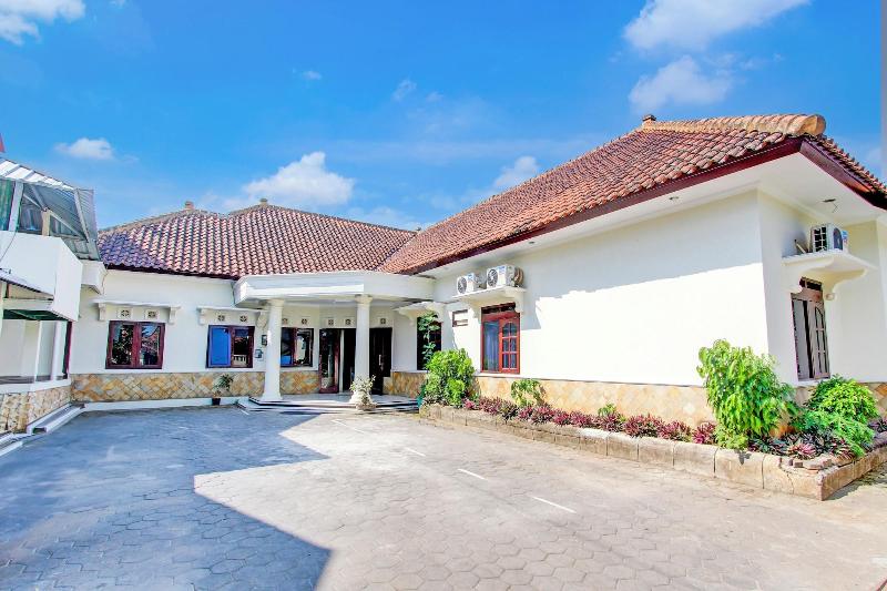94019 Hotel Syariah Griya Wisata — exterior view