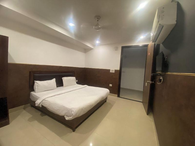 Hotel Golden Plam Tilak Nagar Market image