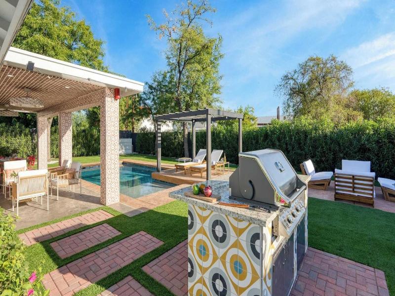 Element By Avantstay Pool Firepit Game Room image
