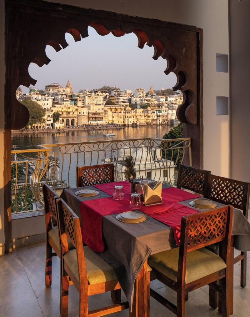 Dera Pichola A Lake Facing Hotel image