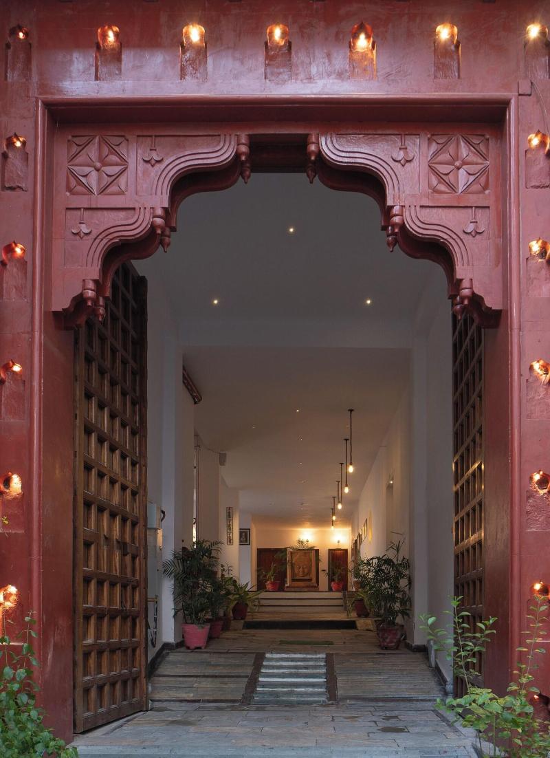 Dera Pichola A Lake Facing Hotel image