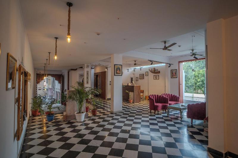 Dera Pichola A Lake Facing Hotel image