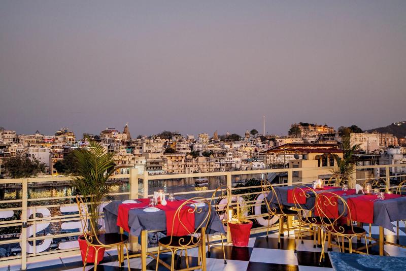 Dera Pichola A Lake Facing Hotel image