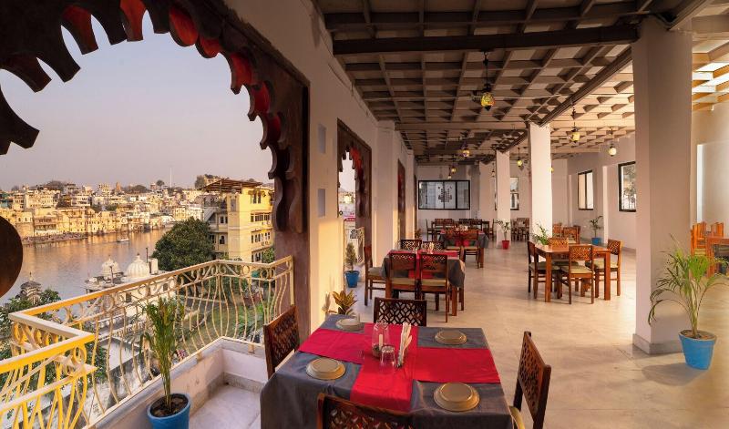 Dera Pichola A Lake Facing Hotel image