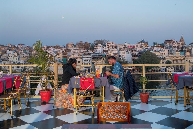 Dera Pichola A Lake Facing Hotel image