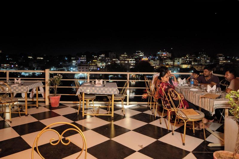 Dera Pichola A Lake Facing Hotel image
