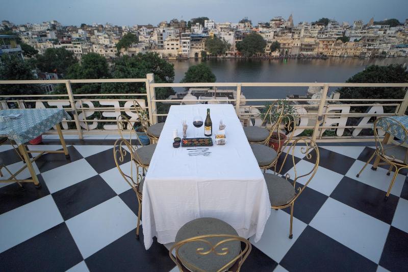 Dera Pichola A Lake Facing Hotel image