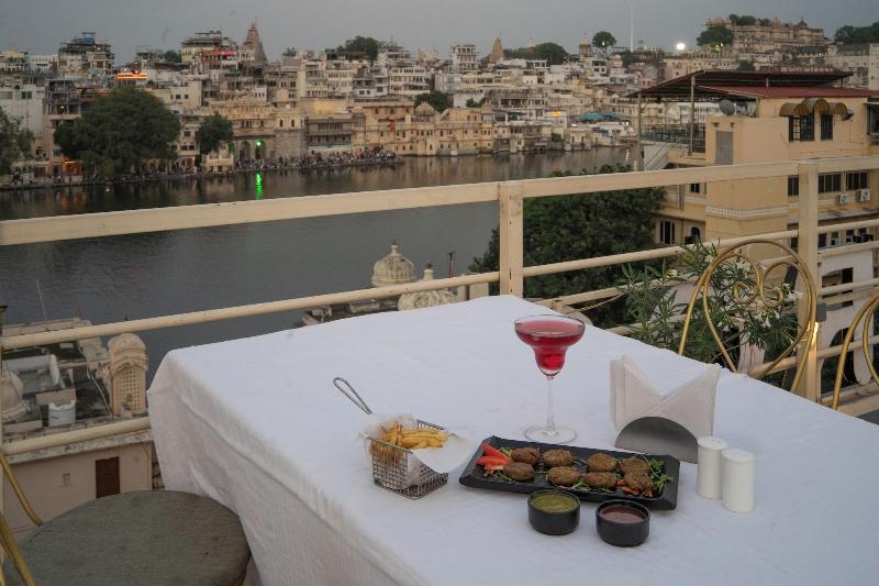 Dera Pichola A Lake Facing Hotel image