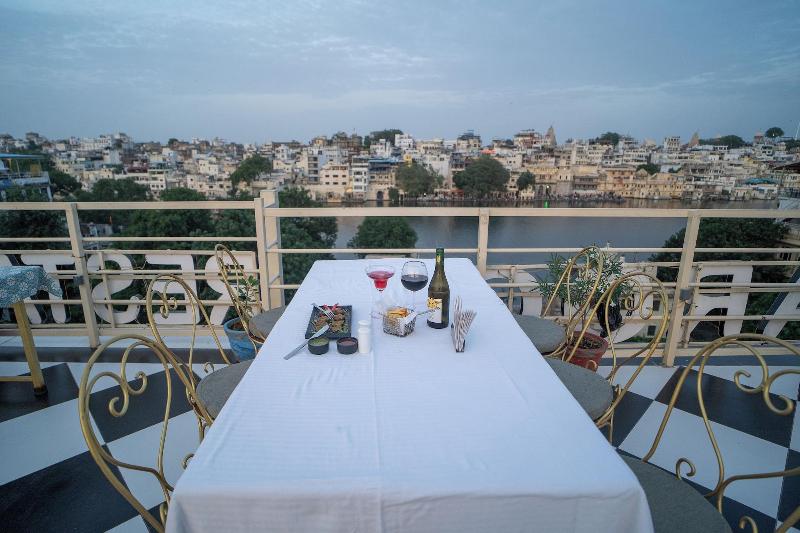 Dera Pichola A Lake Facing Hotel image