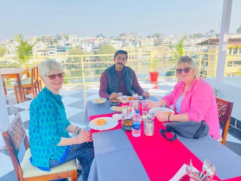 Dera Pichola A Lake Facing Hotel image