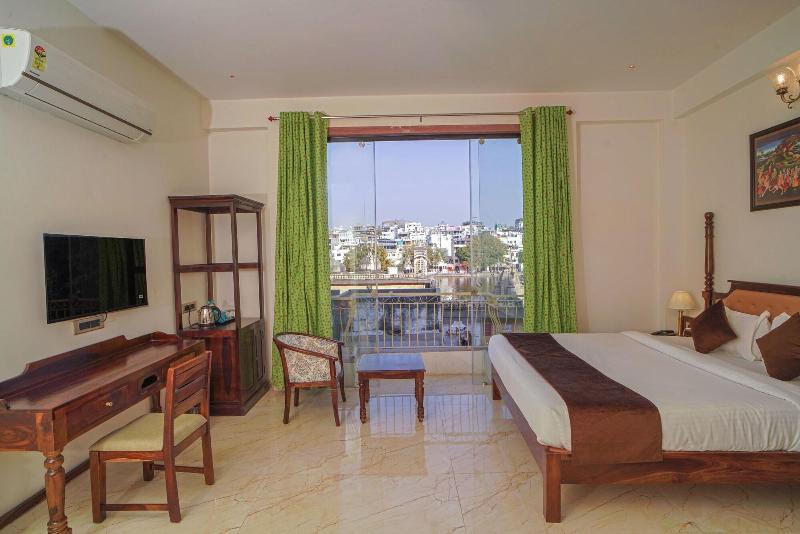 Dera Pichola A Lake Facing Hotel image
