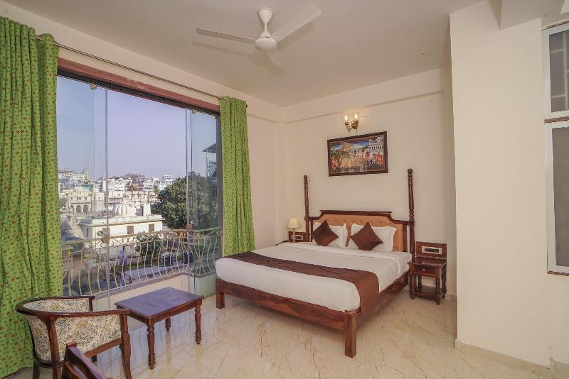 Dera Pichola A Lake Facing Hotel image