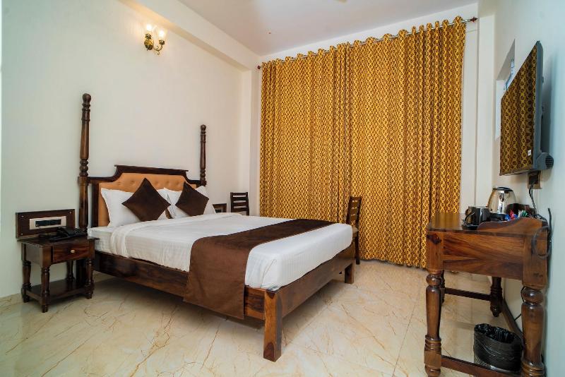 Dera Pichola A Lake Facing Hotel image