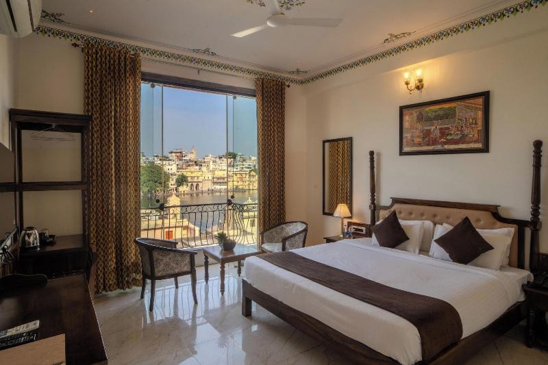 Dera Pichola A Lake Facing Hotel image
