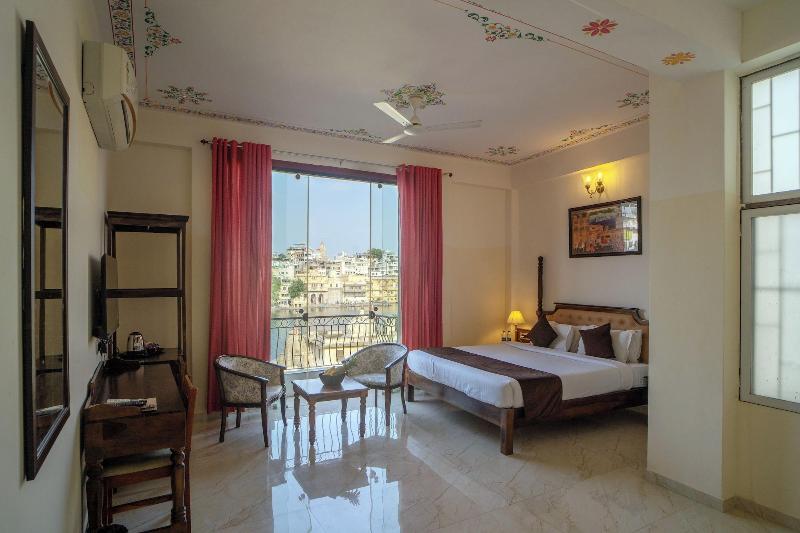 Dera Pichola A Lake Facing Hotel image