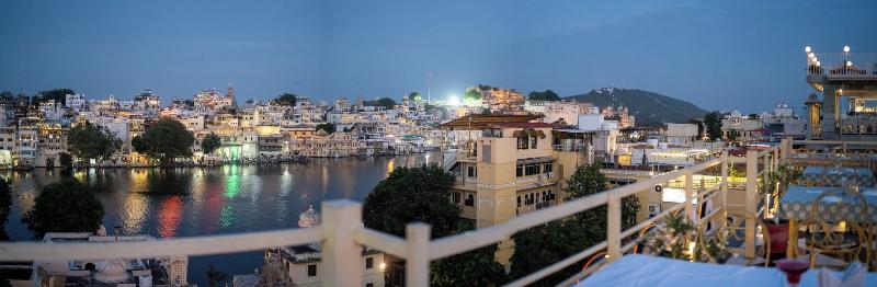 Dera Pichola A Lake Facing Hotel image