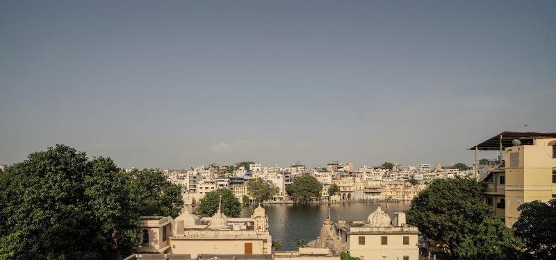 Dera Pichola A Lake Facing Hotel image