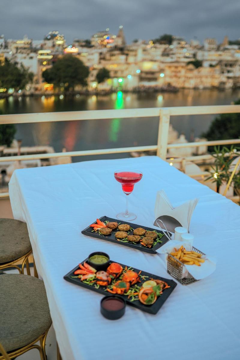 Dera Pichola A Lake Facing Hotel image