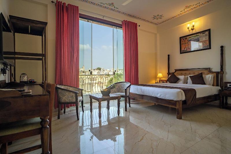 Dera Pichola A Lake Facing Hotel image
