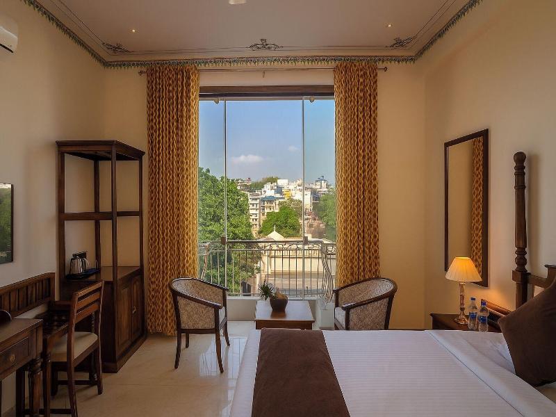 Dera Pichola A Lake Facing Hotel image