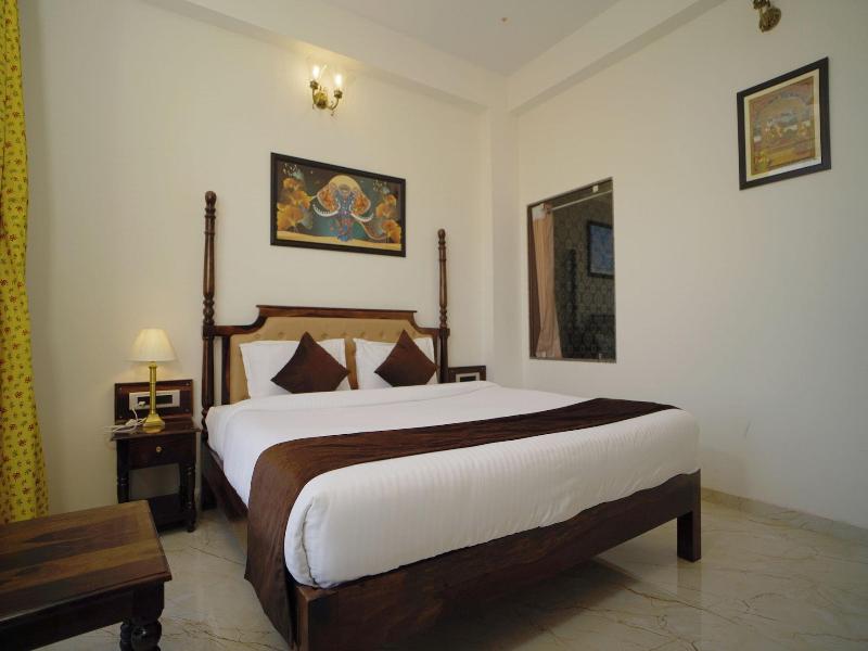 Dera Pichola A Lake Facing Hotel image