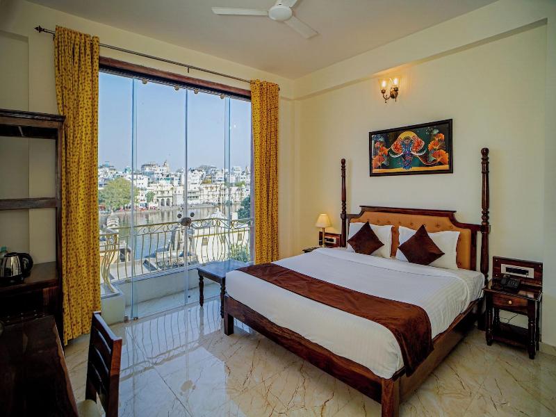 Dera Pichola A Lake Facing Hotel image