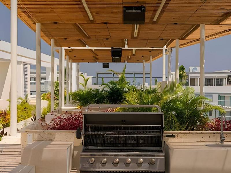 Stay Q Dominique image