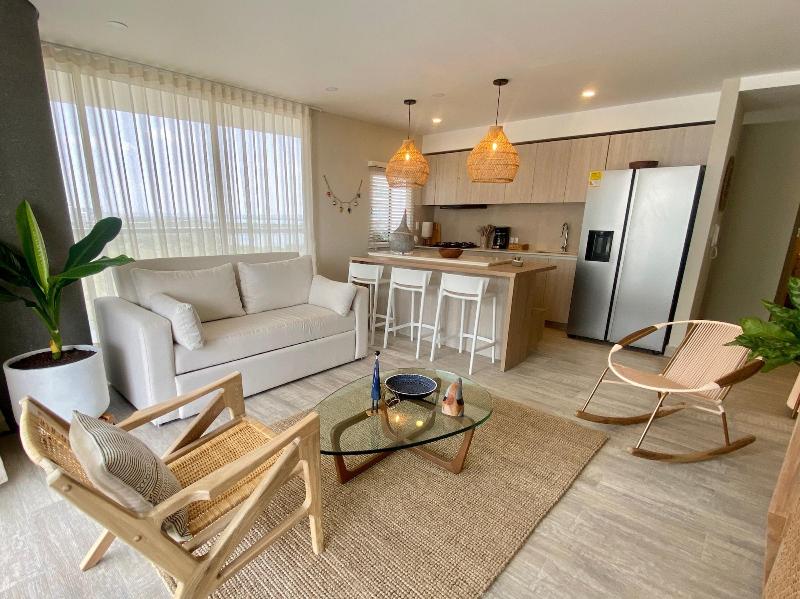 Stay Q Dominique image