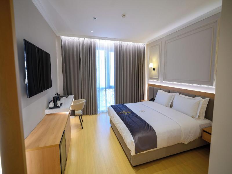 Holiday Hotel image