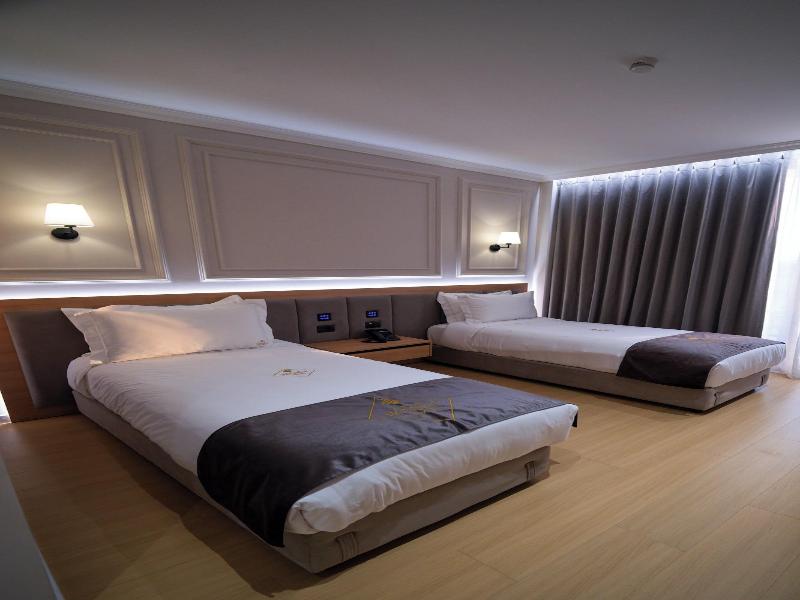 Holiday Hotel image