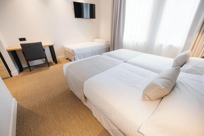 Hotel Mondraga N image
