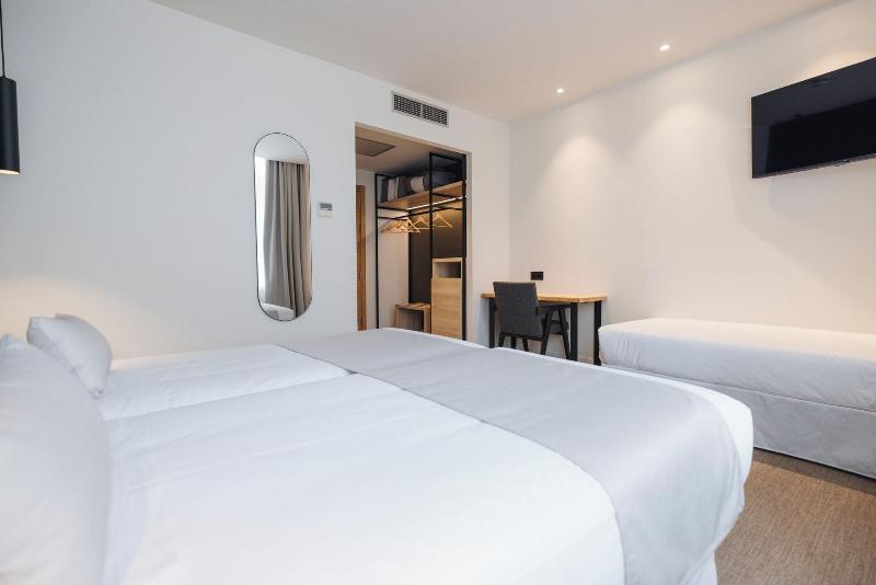 Hotel Mondraga N image