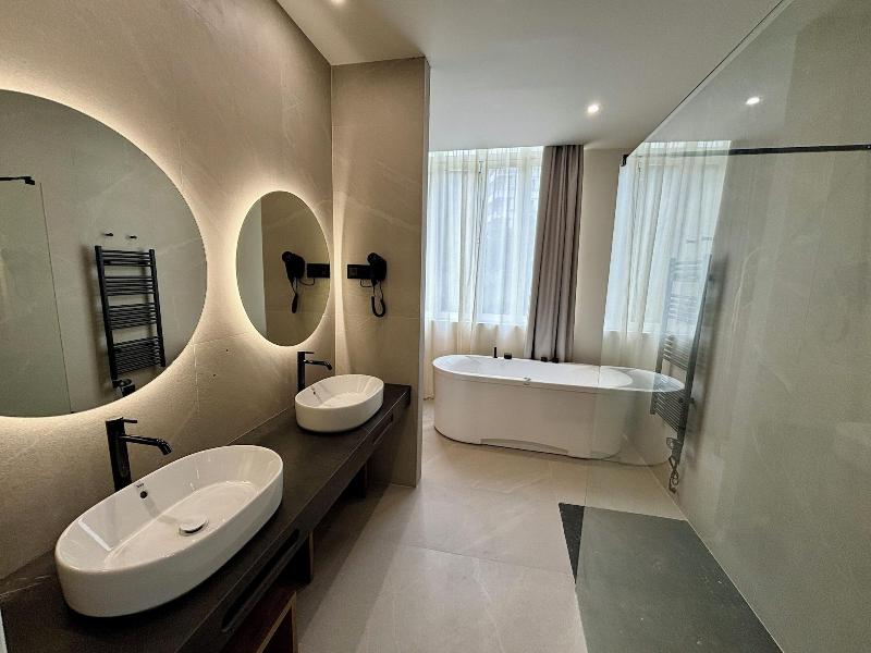 Hotel Mondraga N image