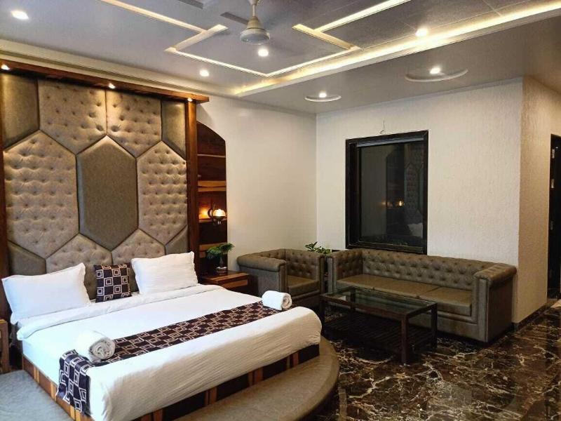 Hotel Grand Sarowar image