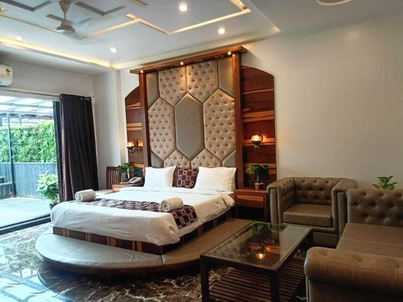 Hotel Grand Sarowar image